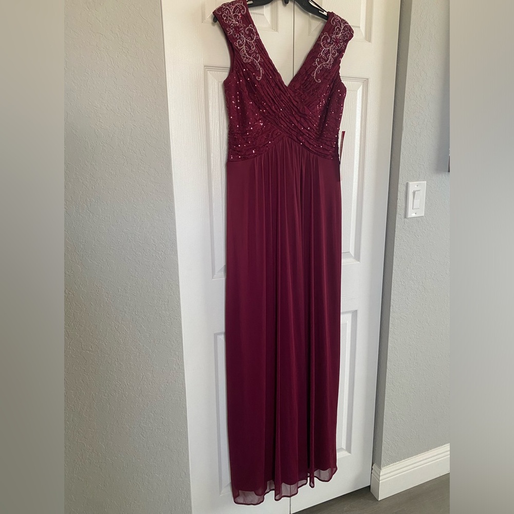 𝅺Violets & Roses V Neckline Chiffon Sequin Beaded Full Length Gown Size 6